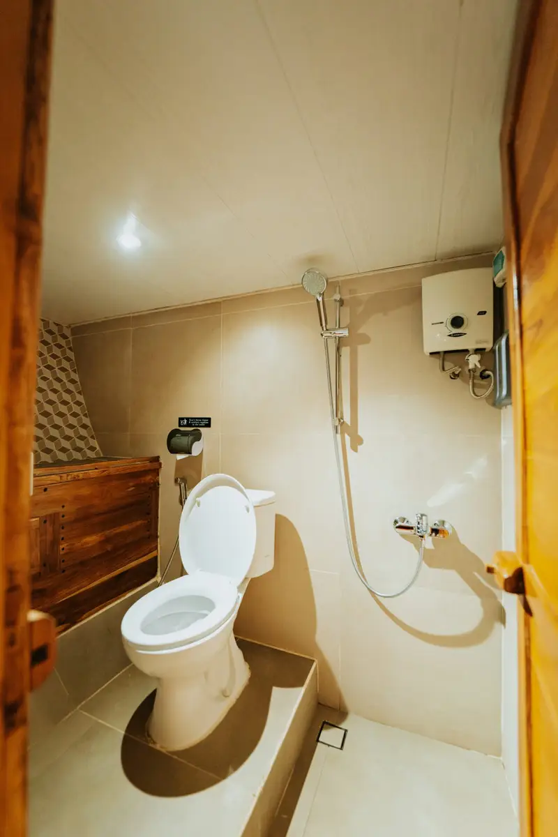Bathroom in the Crystal shared cabin on Cordelia
