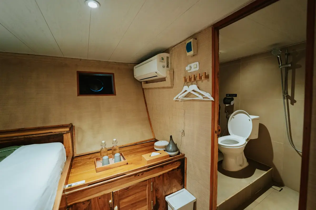 Pearl cabin on Cordelia (2 of 2)