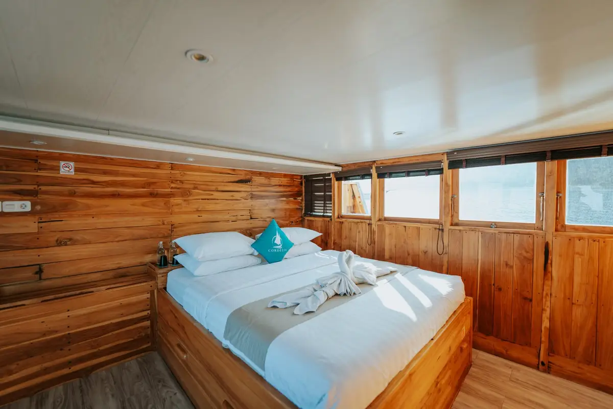 Sapphire cabin on Cordelia (1 of 2)
