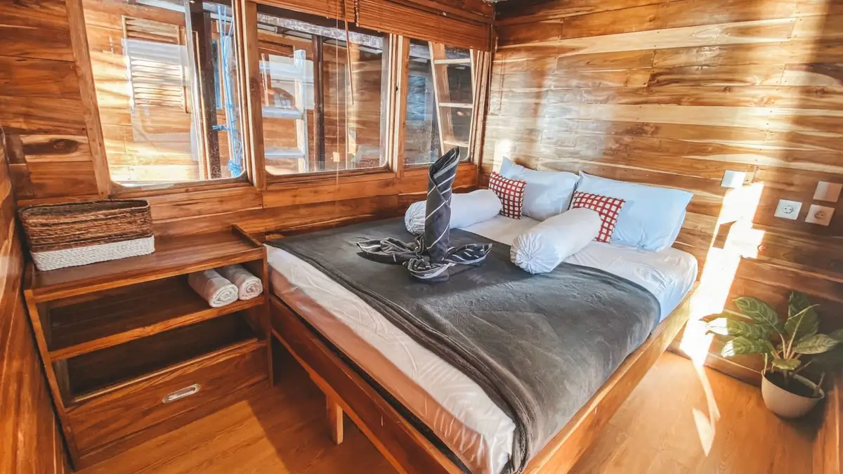 Dolphin cabin on Papiton Duwa